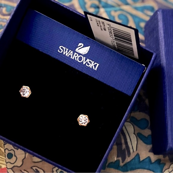 BRAND NEW TIMELESS PAIR OF SWAROVSKI CRYSTAL ROSE GOLD HEXAGONAL STUD EARRINGS🌻 - Picture 1 of 8
